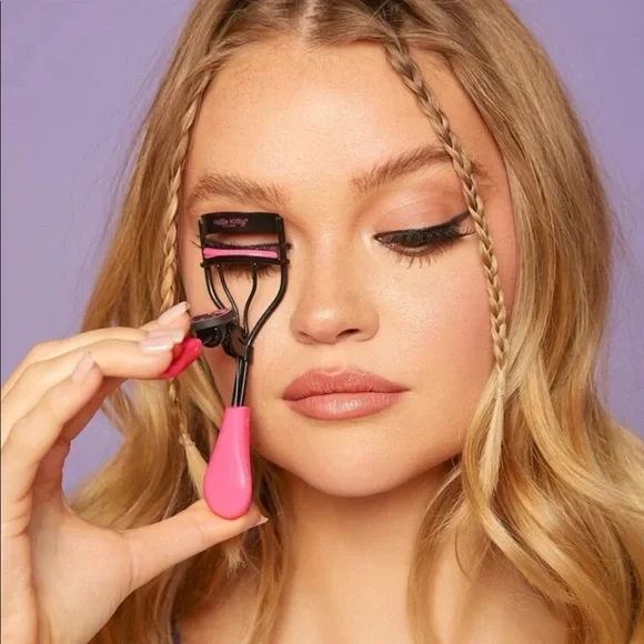 SHEIN X Limited Edition Hello Kitty Eyelash Curler With Graphic Carrying Case. - Picture 5 of 7